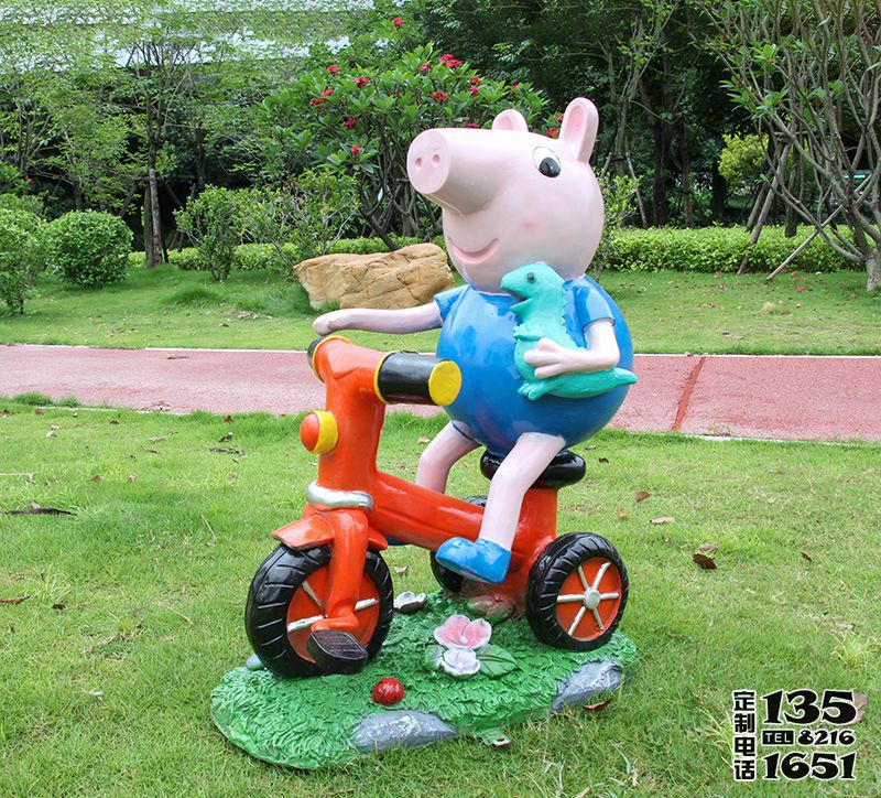 幼兒園玻璃鋼彩繪騎車的卡通喬治雕塑